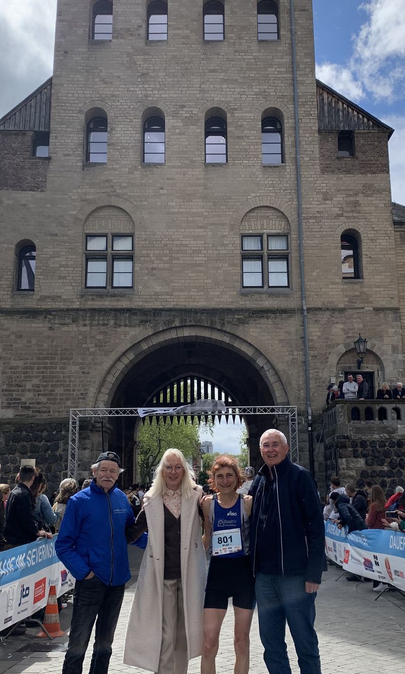 Georg Herkenrath vor der Severinstorburg beim Dauerlauf im Severinsviertel