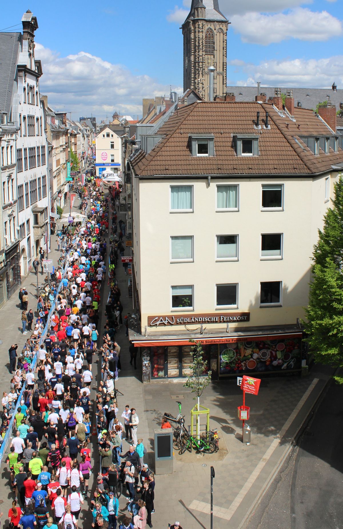 Startfeld beim Dauerlauf im Severinsviertel