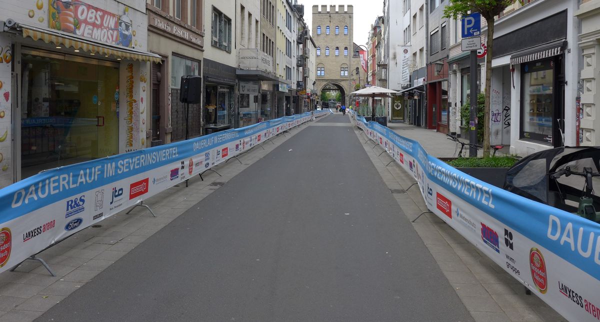 Die abgesperrte Laufstrecke in der Severinstraße mit Blick auf die Severinstorburg